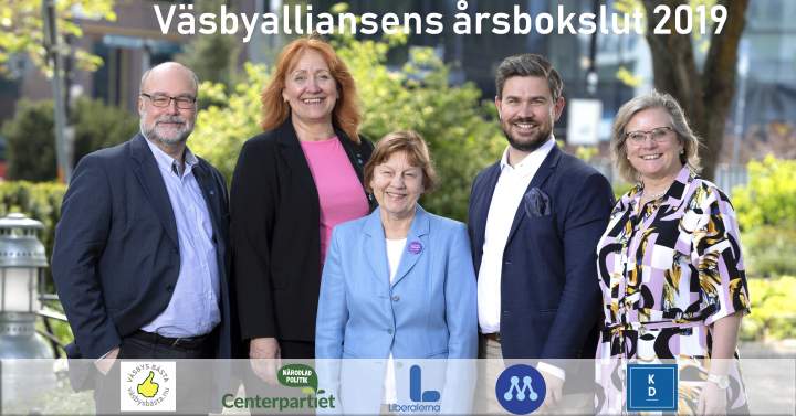 Väsbyalliansen från vänster Roland Storm (VB), Ann-Christin Frickner Larsson (C), Eila Bromme (L), Oskara Weinmar (M) och Maria Fälth (KD).